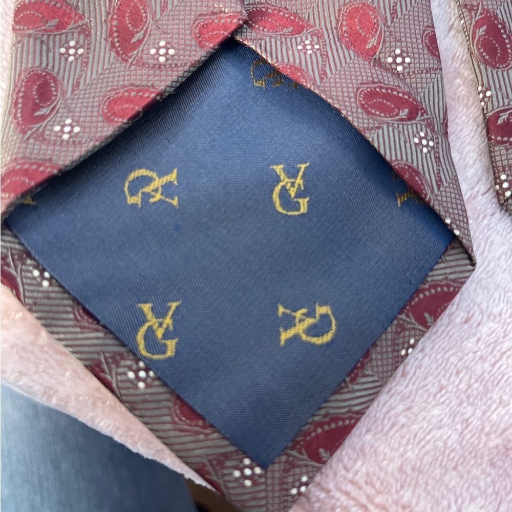 Elegant Paisley Men's Tie in Red and Gray - Picture 7 of 8